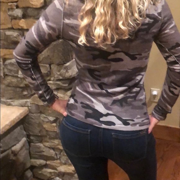 Knitwit featherweight cashmere camo v-neck - Picture 2 of 3